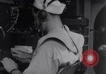 Standbild Navigator mit Sextant Pazifik, 1942, aus Sekunde 28 historischem Filmmaterial Videoclip 65675035342