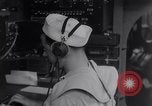 Standbild Navigator mit Sextant Pazifik, 1942, aus Sekunde 30 historischem Filmmaterial Videoclip 65675035342