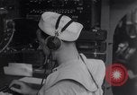 Standbild Navigator mit Sextant Pazifik, 1942, aus Sekunde 32 historischem Filmmaterial Videoclip 65675035342