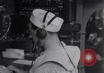 Standbild Navigator mit Sextant Pazifik, 1942, aus Sekunde 34 historischem Filmmaterial Videoclip 65675035342