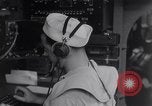 Standbild Navigator mit Sextant Pazifik, 1942, aus Sekunde 35 historischem Filmmaterial Videoclip 65675035342
