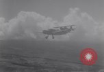 Standbild Land Version von Vought OS2U Flugzeuge United States USA, 1942, aus Sekunde 9 historischem Filmmaterial Videoclip 65675035343