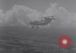 Standbild Land Version von Vought OS2U Flugzeuge United States USA, 1942, aus Sekunde 10 historischem Filmmaterial Videoclip 65675035343