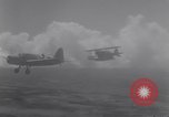 Standbild Land Version von Vought OS2U Flugzeuge United States USA, 1942, aus Sekunde 17 historischem Filmmaterial Videoclip 65675035343