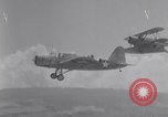 Standbild Land Version von Vought OS2U Flugzeuge United States USA, 1942, aus Sekunde 27 historischem Filmmaterial Videoclip 65675035343