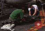 Image RA 5C AVION le Vietnam du Nord, 1967, de la seconde 18 séquences d'archives historiques vidéo 65675035357