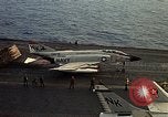 Immagine di F 4J piano Golfo del Tonchino Vietnam, 1970, secondo 11 filmato di repertorio 65675035359