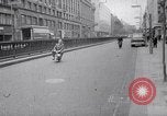 Immagine di Ciclomotore elettrico Londra Inghilterra Regno Unito, 1967, secondo 4 filmato di repertorio 65675035372