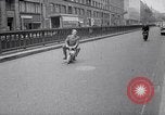 Immagine di Ciclomotore elettrico Londra Inghilterra Regno Unito, 1967, secondo 5 filmato di repertorio 65675035372