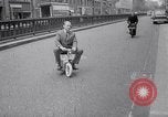 Immagine di Ciclomotore elettrico Londra Inghilterra Regno Unito, 1967, secondo 6 filmato di repertorio 65675035372