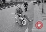 Immagine di Ciclomotore elettrico Londra Inghilterra Regno Unito, 1967, secondo 7 filmato di repertorio 65675035372