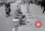 Immagine di Ciclomotore elettrico Londra Inghilterra Regno Unito, 1967, secondo 8 filmato di repertorio 65675035372