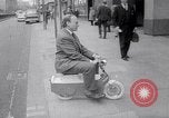 Immagine di Ciclomotore elettrico Londra Inghilterra Regno Unito, 1967, secondo 9 filmato di repertorio 65675035372