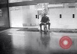 Immagine di Ciclomotore elettrico Londra Inghilterra Regno Unito, 1967, secondo 15 filmato di repertorio 65675035372