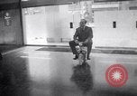 Immagine di Ciclomotore elettrico Londra Inghilterra Regno Unito, 1967, secondo 16 filmato di repertorio 65675035372