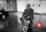 Immagine di Ciclomotore elettrico Londra Inghilterra Regno Unito, 1967, secondo 17 filmato di repertorio 65675035372