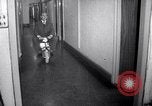 Immagine di Ciclomotore elettrico Londra Inghilterra Regno Unito, 1967, secondo 25 filmato di repertorio 65675035372