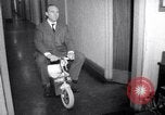 Immagine di Ciclomotore elettrico Londra Inghilterra Regno Unito, 1967, secondo 26 filmato di repertorio 65675035372
