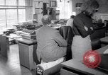Immagine di Ciclomotore elettrico Londra Inghilterra Regno Unito, 1967, secondo 29 filmato di repertorio 65675035372