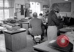 Immagine di Ciclomotore elettrico Londra Inghilterra Regno Unito, 1967, secondo 30 filmato di repertorio 65675035372