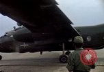 Immagine di I soldati USA Tan Son Nhut Air Force Base Vietnam, 1967, secondo 3 filmato di repertorio 65675035391