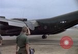 Immagine di I soldati USA Tan Son Nhut Air Force Base Vietnam, 1967, secondo 6 filmato di repertorio 65675035391
