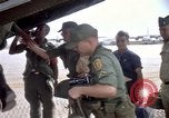 Immagine di I soldati USA Tan Son Nhut Air Force Base Vietnam, 1967, secondo 28 filmato di repertorio 65675035391