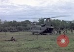 Immagine di Gli abitanti di un villaggio vietnamita Binh Duong provincia Sud Vietnam, 1967, secondo 4 filmato di repertorio 65675035393
