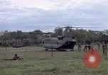Immagine di Gli abitanti di un villaggio vietnamita Binh Duong provincia Sud Vietnam, 1967, secondo 5 filmato di repertorio 65675035393