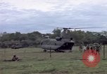 Immagine di Gli abitanti di un villaggio vietnamita Binh Duong provincia Sud Vietnam, 1967, secondo 6 filmato di repertorio 65675035393