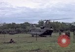Immagine di Gli abitanti di un villaggio vietnamita Binh Duong provincia Sud Vietnam, 1967, secondo 7 filmato di repertorio 65675035393