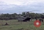 Immagine di Gli abitanti di un villaggio vietnamita Binh Duong provincia Sud Vietnam, 1967, secondo 8 filmato di repertorio 65675035393
