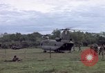 Immagine di Gli abitanti di un villaggio vietnamita Binh Duong provincia Sud Vietnam, 1967, secondo 9 filmato di repertorio 65675035393