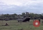 Immagine di Gli abitanti di un villaggio vietnamita Binh Duong provincia Sud Vietnam, 1967, secondo 10 filmato di repertorio 65675035393