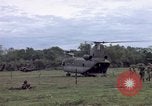 Immagine di Gli abitanti di un villaggio vietnamita Binh Duong provincia Sud Vietnam, 1967, secondo 11 filmato di repertorio 65675035393