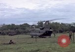 Immagine di Gli abitanti di un villaggio vietnamita Binh Duong provincia Sud Vietnam, 1967, secondo 13 filmato di repertorio 65675035393