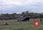 Immagine di Gli abitanti di un villaggio vietnamita Binh Duong provincia Sud Vietnam, 1967, secondo 14 filmato di repertorio 65675035393