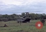 Immagine di Gli abitanti di un villaggio vietnamita Binh Duong provincia Sud Vietnam, 1967, secondo 16 filmato di repertorio 65675035393