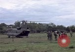 Immagine di Gli abitanti di un villaggio vietnamita Binh Duong provincia Sud Vietnam, 1967, secondo 18 filmato di repertorio 65675035393