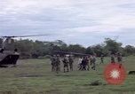 Immagine di Gli abitanti di un villaggio vietnamita Binh Duong provincia Sud Vietnam, 1967, secondo 19 filmato di repertorio 65675035393