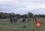 Immagine di Gli abitanti di un villaggio vietnamita Binh Duong provincia Sud Vietnam, 1967, secondo 20 filmato di repertorio 65675035393
