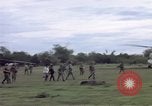 Immagine di Gli abitanti di un villaggio vietnamita Binh Duong provincia Sud Vietnam, 1967, secondo 21 filmato di repertorio 65675035393
