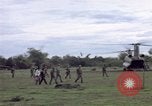 Immagine di Gli abitanti di un villaggio vietnamita Binh Duong provincia Sud Vietnam, 1967, secondo 22 filmato di repertorio 65675035393