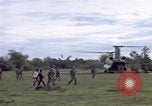Immagine di Gli abitanti di un villaggio vietnamita Binh Duong provincia Sud Vietnam, 1967, secondo 23 filmato di repertorio 65675035393