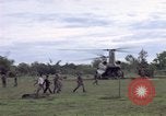 Immagine di Gli abitanti di un villaggio vietnamita Binh Duong provincia Sud Vietnam, 1967, secondo 24 filmato di repertorio 65675035393
