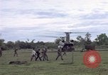 Immagine di Gli abitanti di un villaggio vietnamita Binh Duong provincia Sud Vietnam, 1967, secondo 25 filmato di repertorio 65675035393