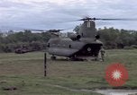 Immagine di Gli abitanti di un villaggio vietnamita Binh Duong provincia Sud Vietnam, 1967, secondo 26 filmato di repertorio 65675035393
