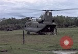 Immagine di Gli abitanti di un villaggio vietnamita Binh Duong provincia Sud Vietnam, 1967, secondo 27 filmato di repertorio 65675035393