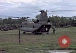Immagine di Gli abitanti di un villaggio vietnamita Binh Duong provincia Sud Vietnam, 1967, secondo 30 filmato di repertorio 65675035393