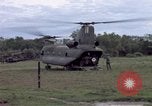 Immagine di Gli abitanti di un villaggio vietnamita Binh Duong provincia Sud Vietnam, 1967, secondo 31 filmato di repertorio 65675035393